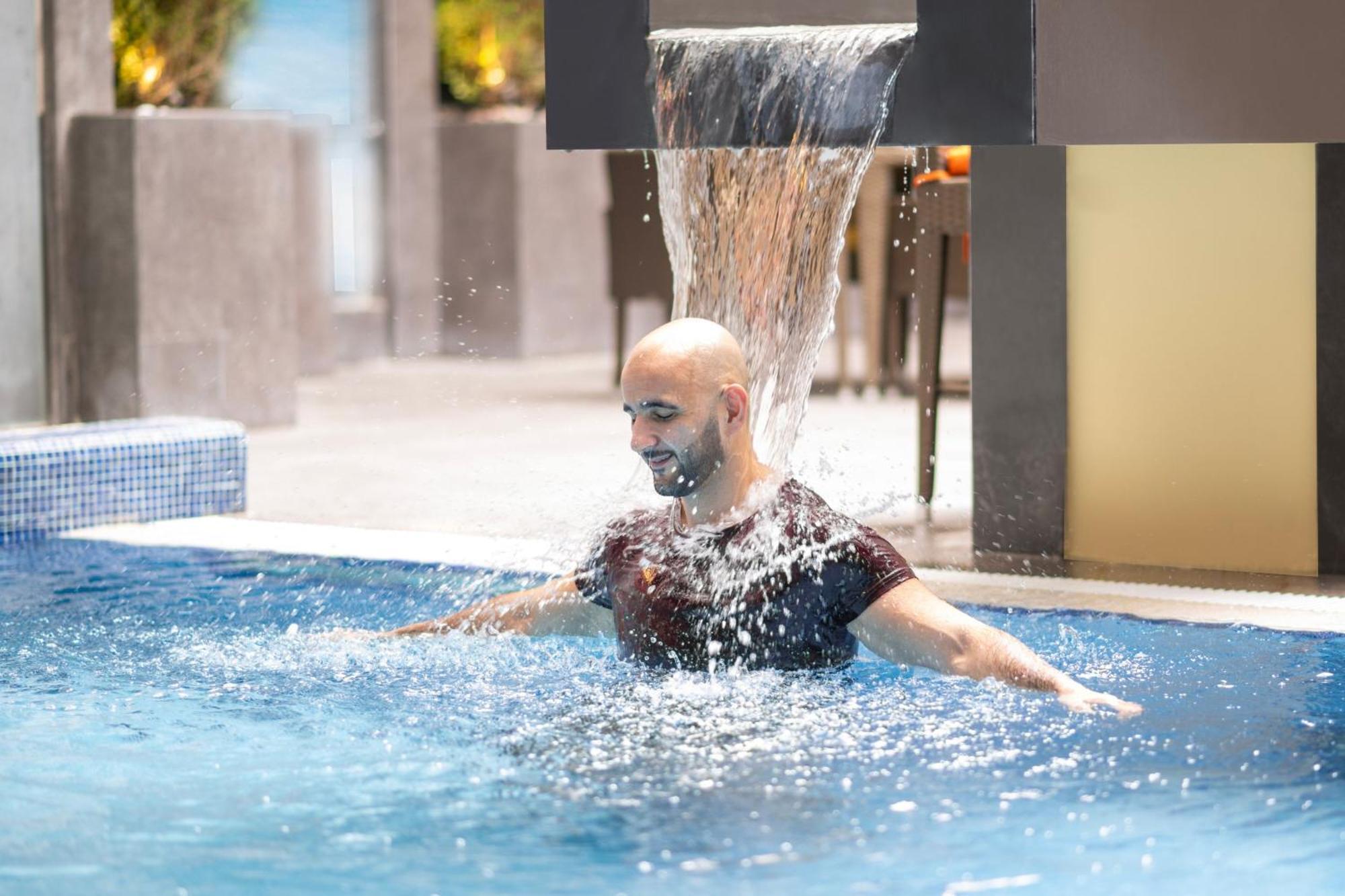 Delta Hotels By Marriott City Center Doha Luaran gambar A man swimming in a pool