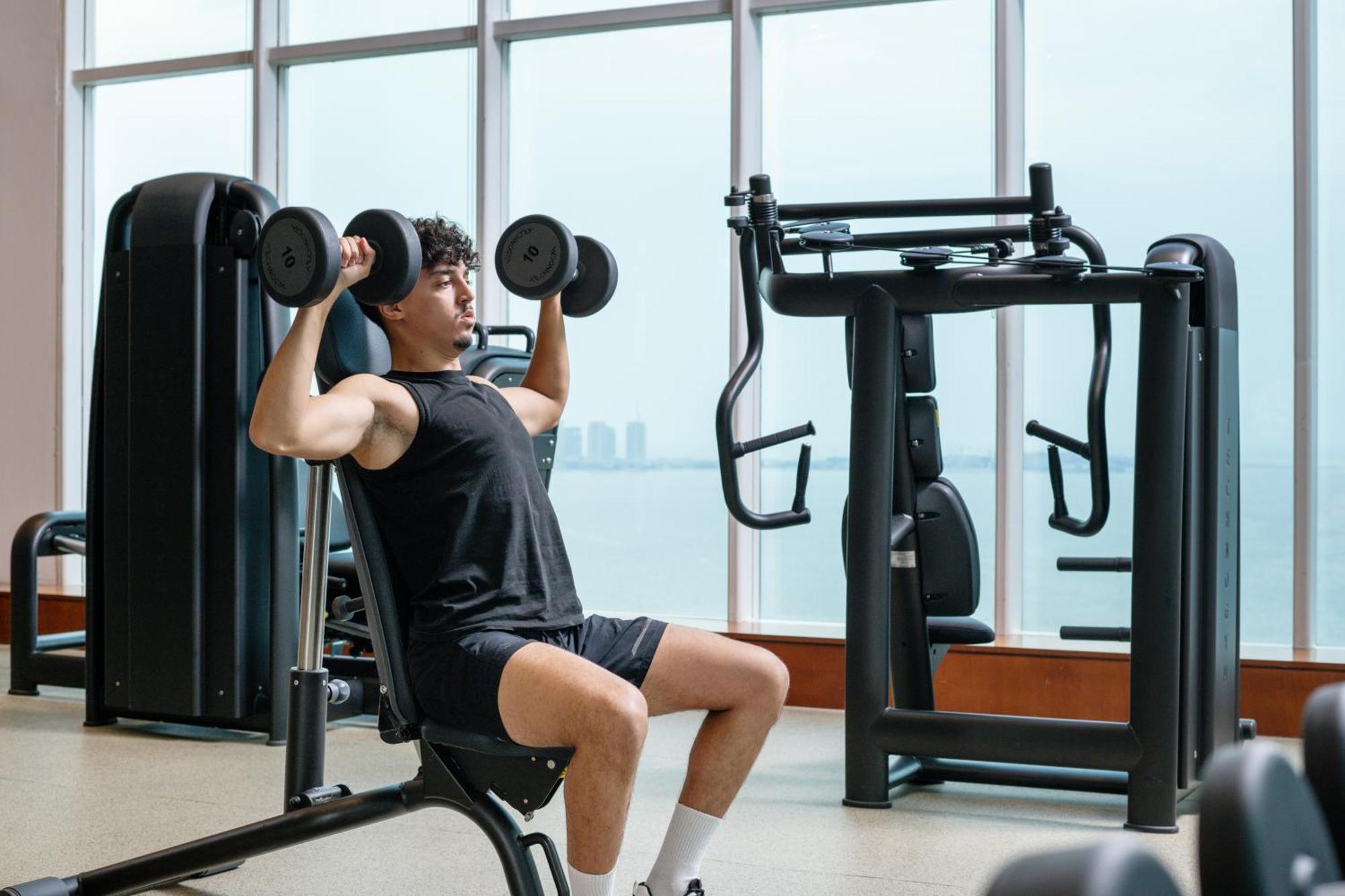 Delta Hotels By Marriott City Center Doha Luaran gambar A man lifting weights