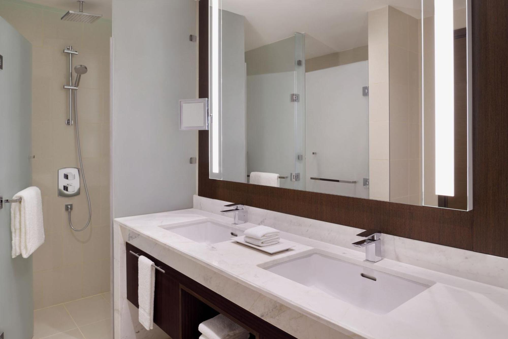 Delta Hotels By Marriott City Center Doha Luaran gambar Bathroom