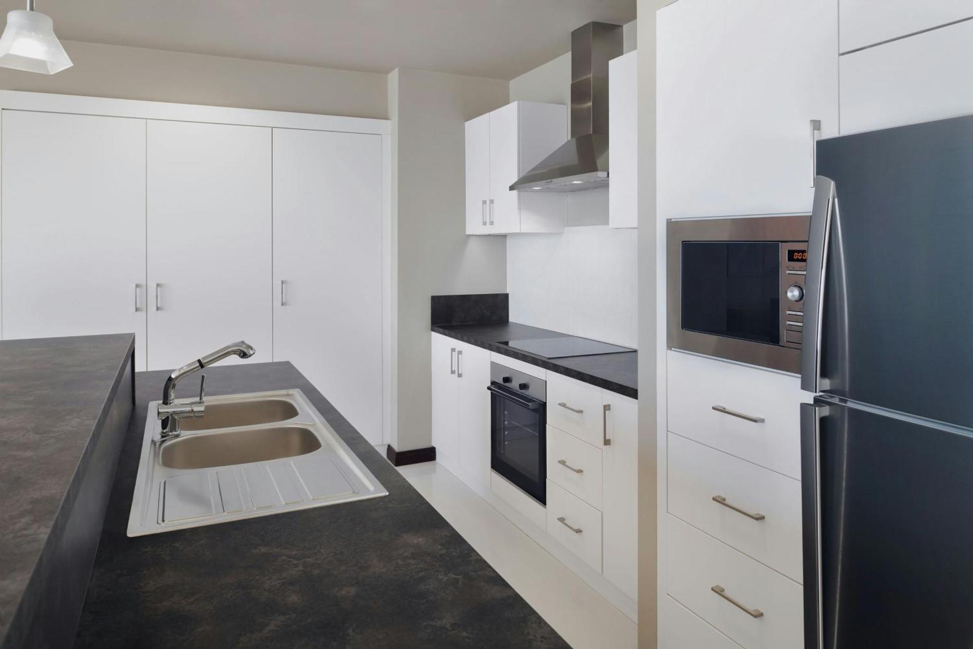 Delta Hotels By Marriott City Center Doha Luaran gambar A typical kitchen in a student apartment